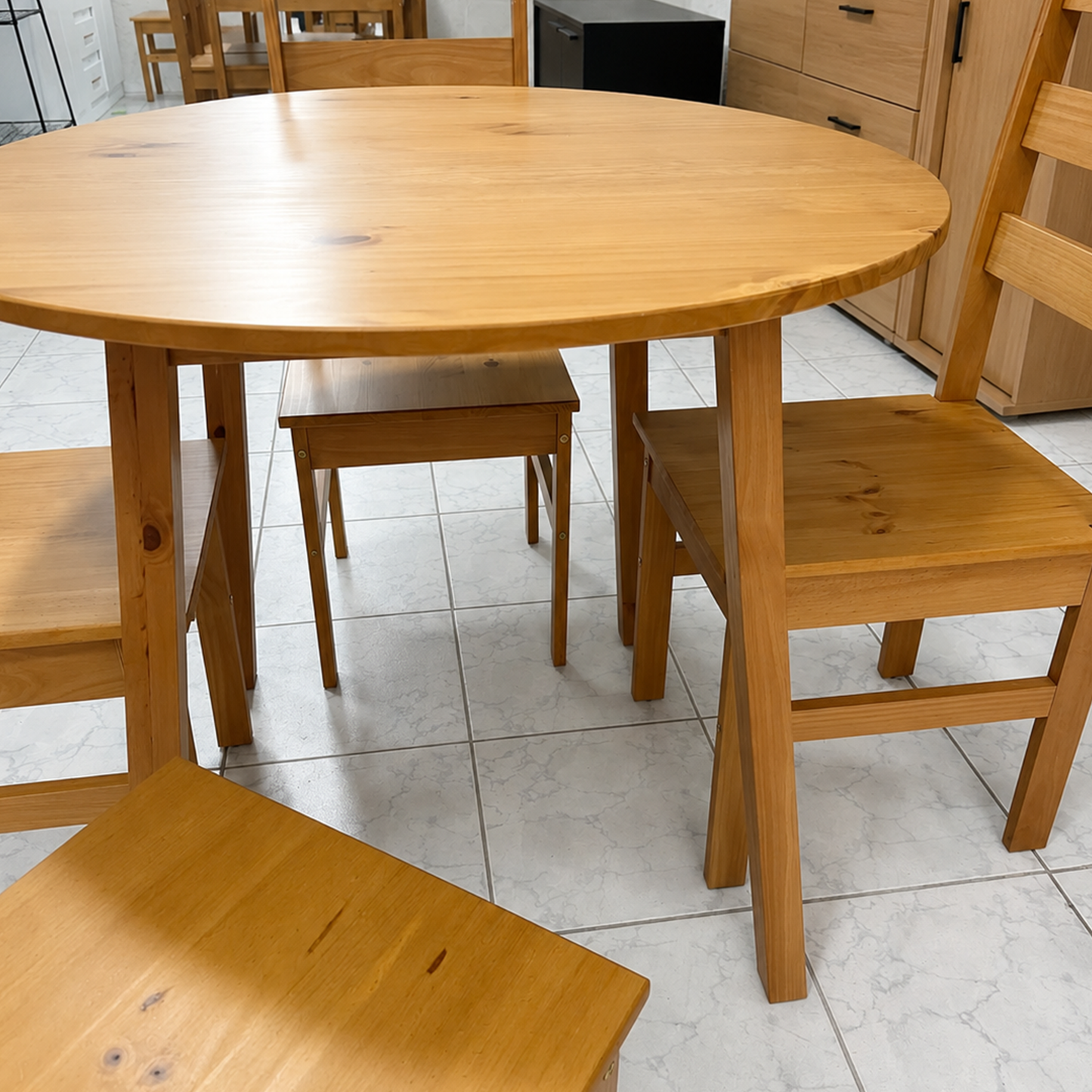 Set de Comedor con 4 Sillas 100% Madera Hoga Irlanda Nogal