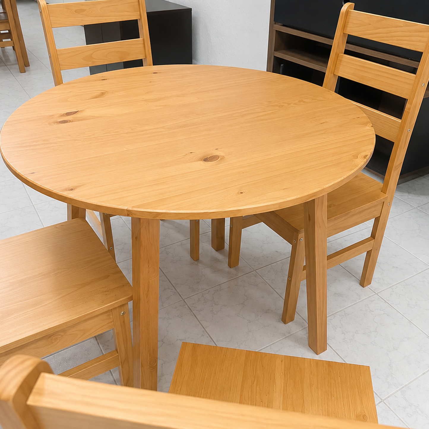 Set de Comedor con 4 Sillas 100% Madera Hoga Irlanda Nogal